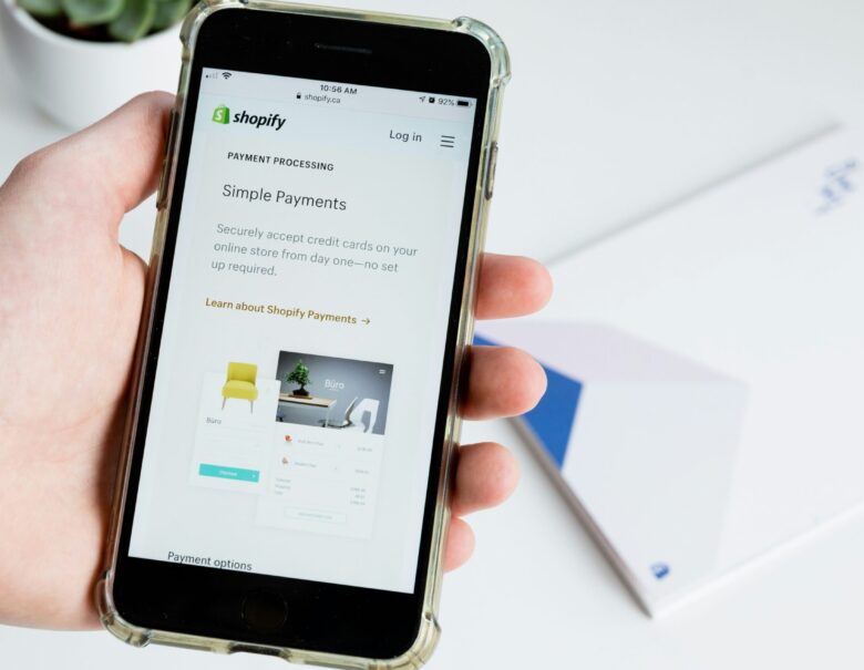 CMS - e-commerce - shopify - payment process shown on smartphone screen